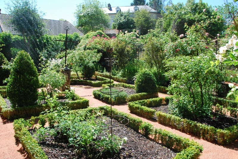 Créer un jardin d'herbes aromatiques : mode d'emploi  Jardin d'herbes  aromatiques, Jardin d'herbes, Jardin aromatique